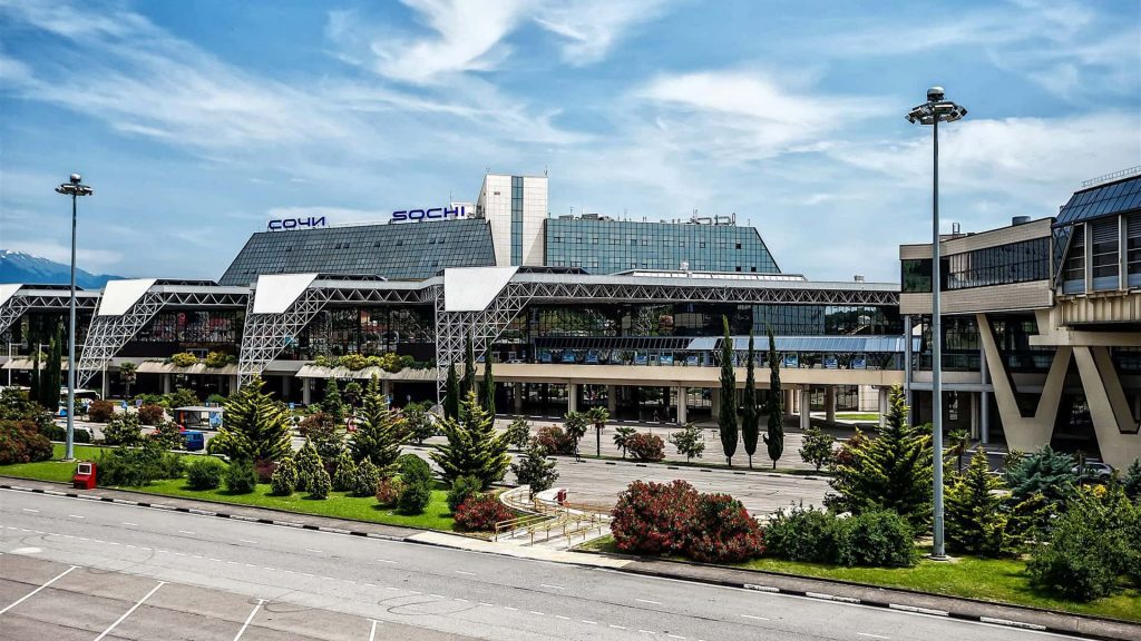 Здание Международного аэропорта Сочи (Адлер), где можно купить билеты на самолет